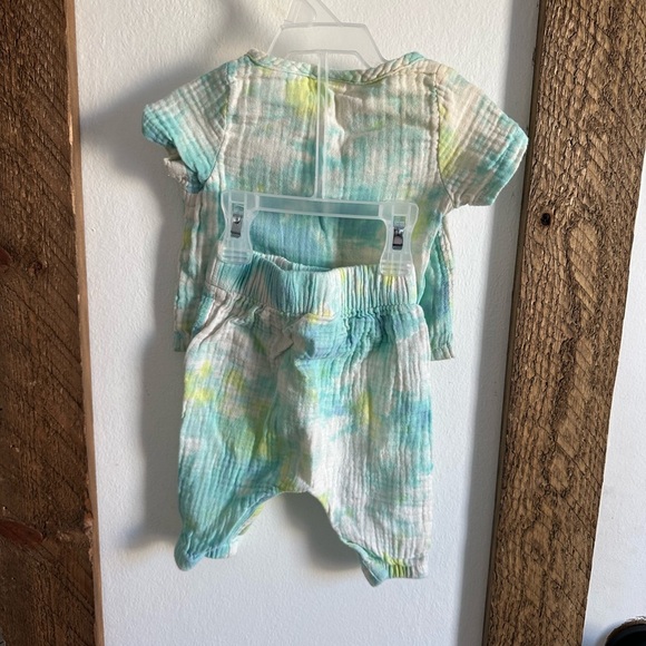 Muslin Tie Dye Baby Outfit Set 0-3 Months Baby Boy Cat & Jack excellent like new - Picture 4 of 14